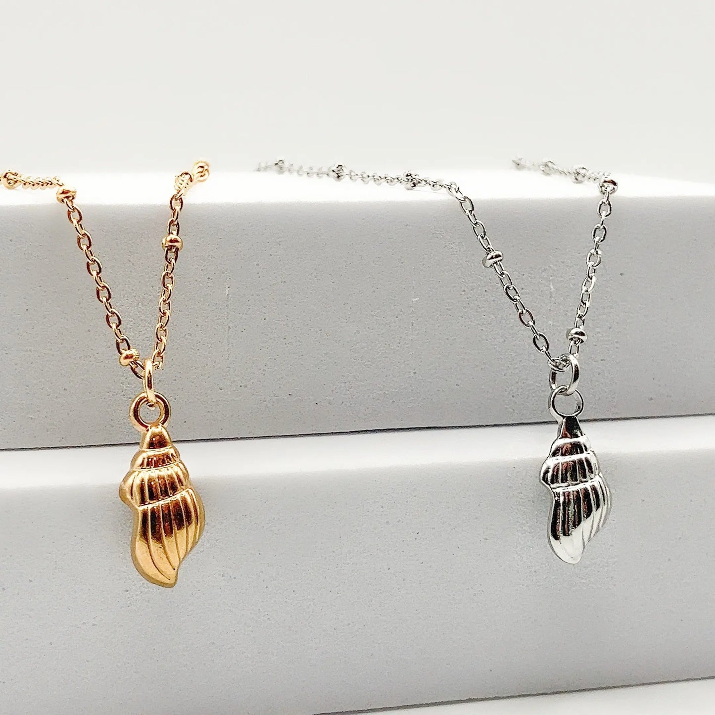 COCO - Collier avec mince pendentif coquillage BYNOVANN