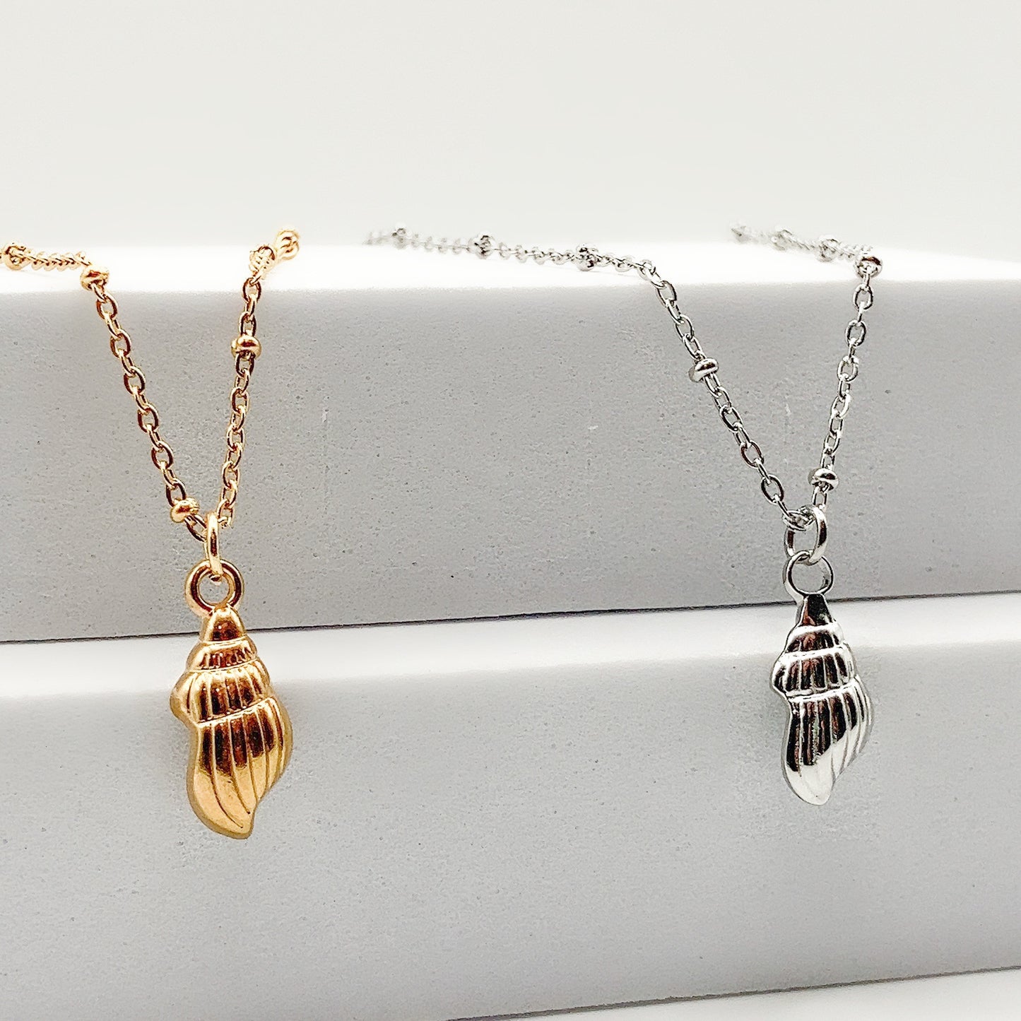 COCO - Collier avec mince pendentif coquillage