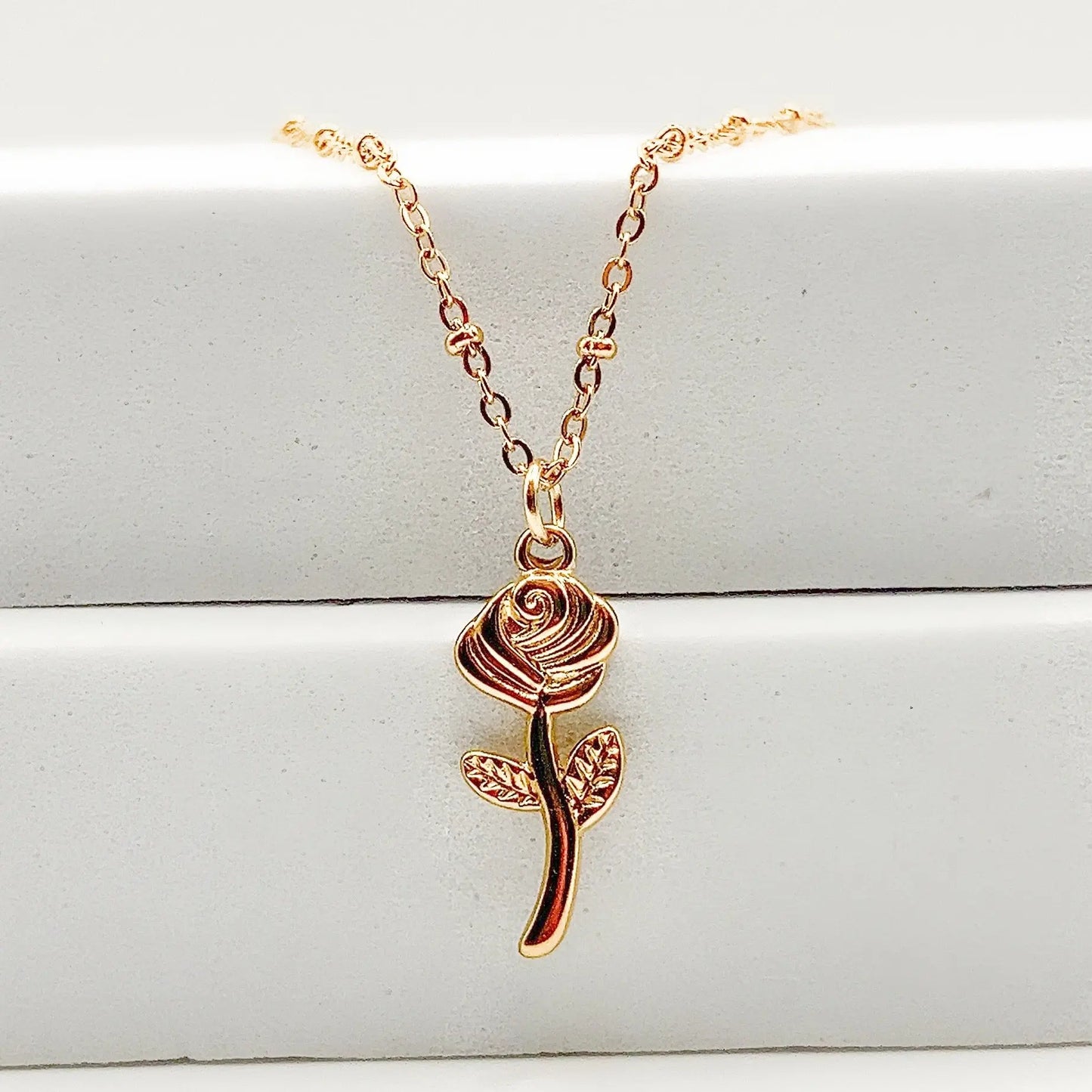 ROSA - Collier avec un pendentif en forme de ROSE (UNISEXE) BYNOVANN