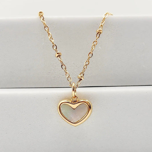 CORA - Collier avec breloque cĆur en coquillage - BYNOVANN