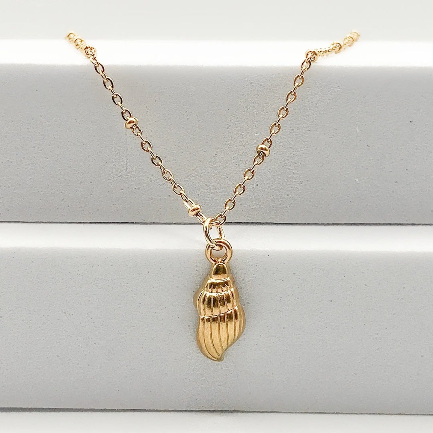 COCO - Collier avec mince pendentif coquillage BYNOVANN