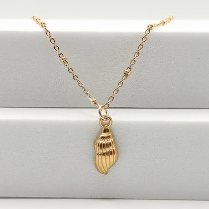 COCO - Collier avec mince pendentif coquillage BYNOVANN