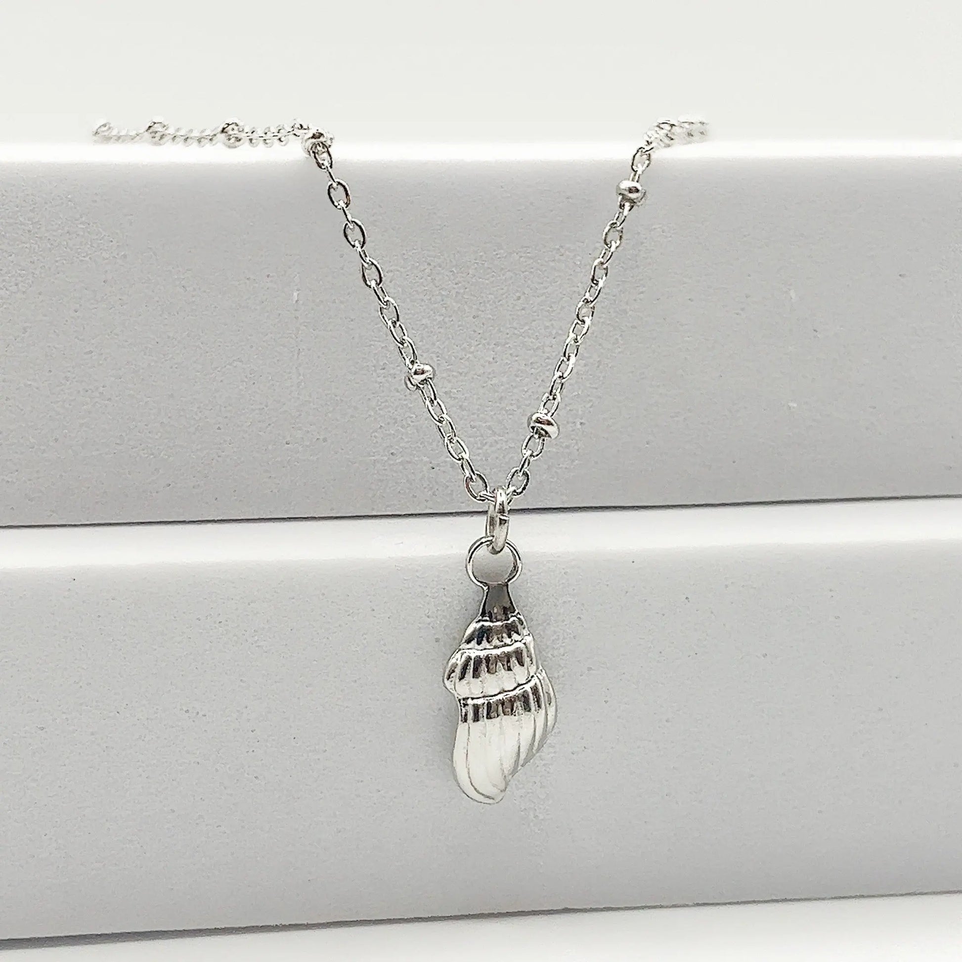 COCO - Collier avec mince pendentif coquillage BYNOVANN