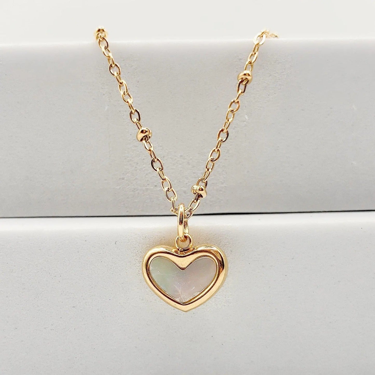 CORA - Collier avec breloque cœur en coquillage Bynovann