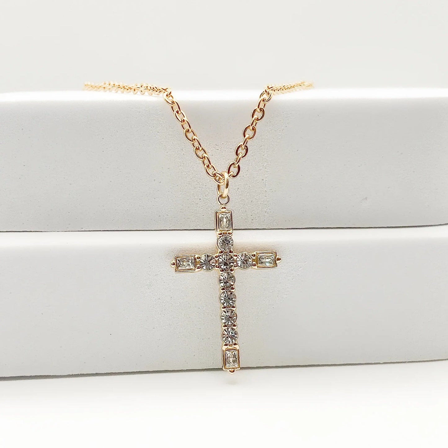 CRUZ - Collier avec pendentif croix en ZIRCON cubique BYNOVANN