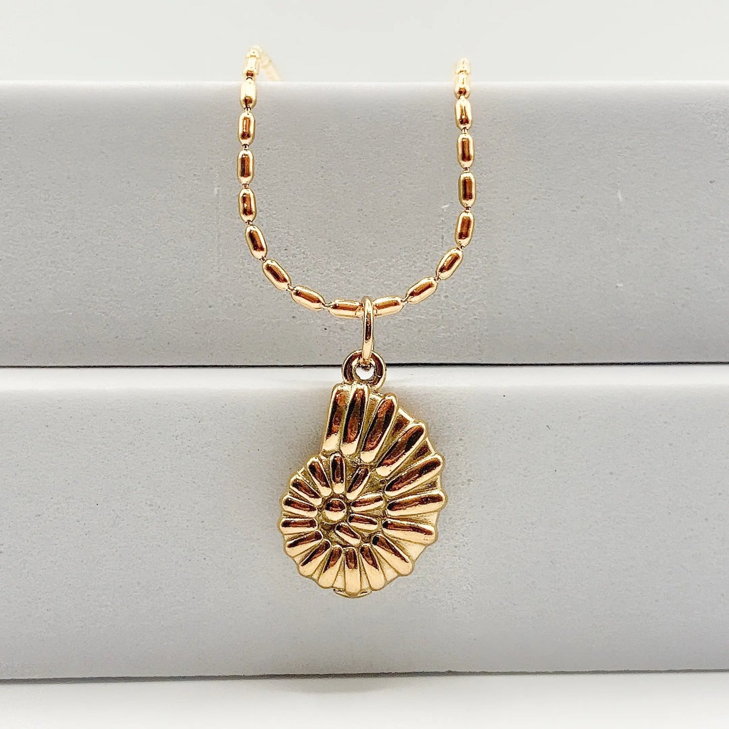 ISLA - Collier avec pendentif coquillage BYNOVANN