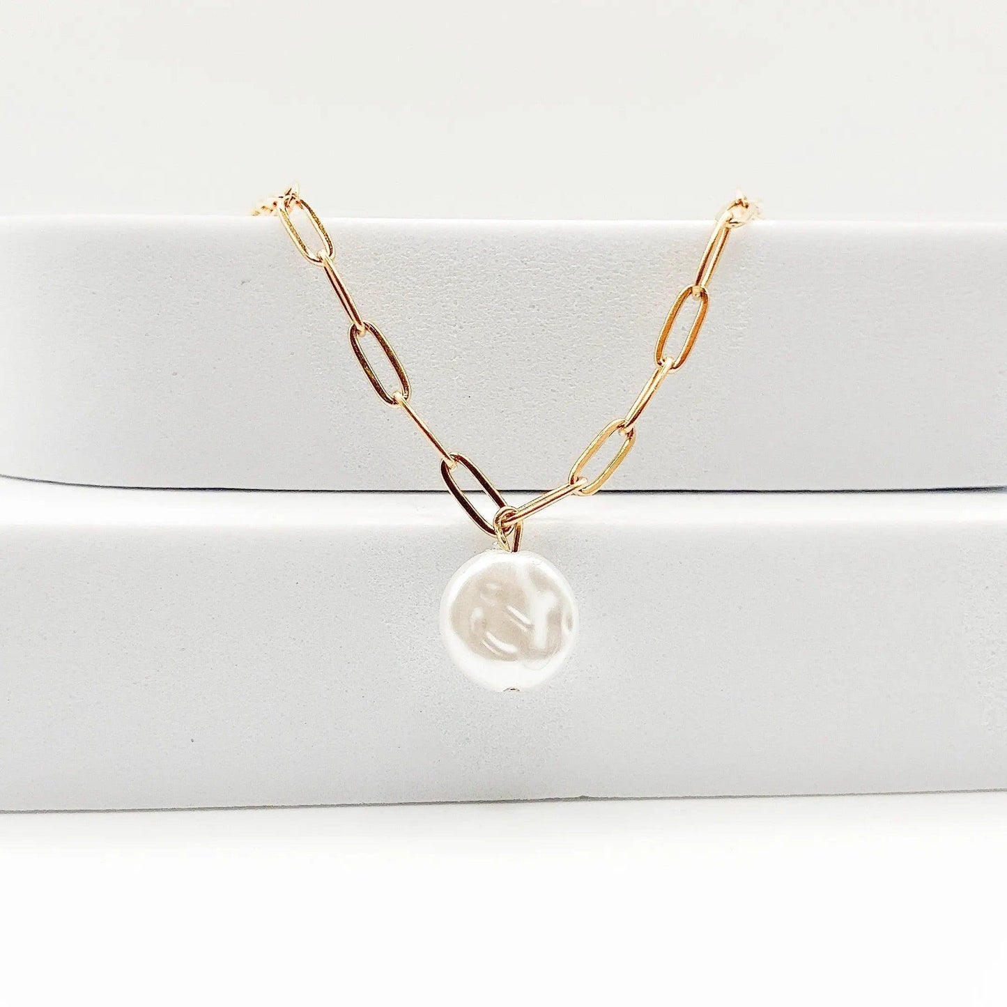 Luz_collier_avec_perle_bynovann_acier_inoxydable_or_vue_de_face