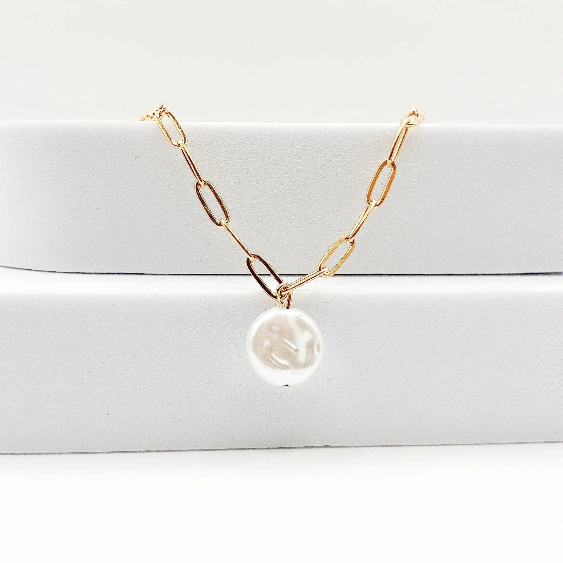 Luz_collier_avec_perle_bynovann_acier_inoxydable_or_vue_de_face