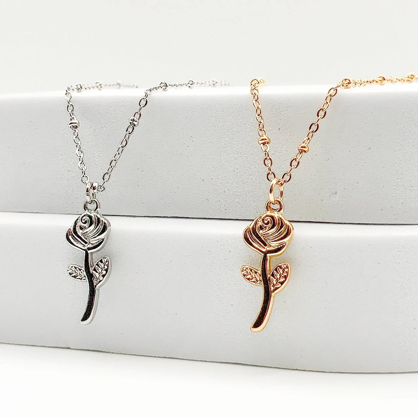 ROSA - Collier avec un pendentif en forme de ROSE (UNISEXE) BYNOVANN