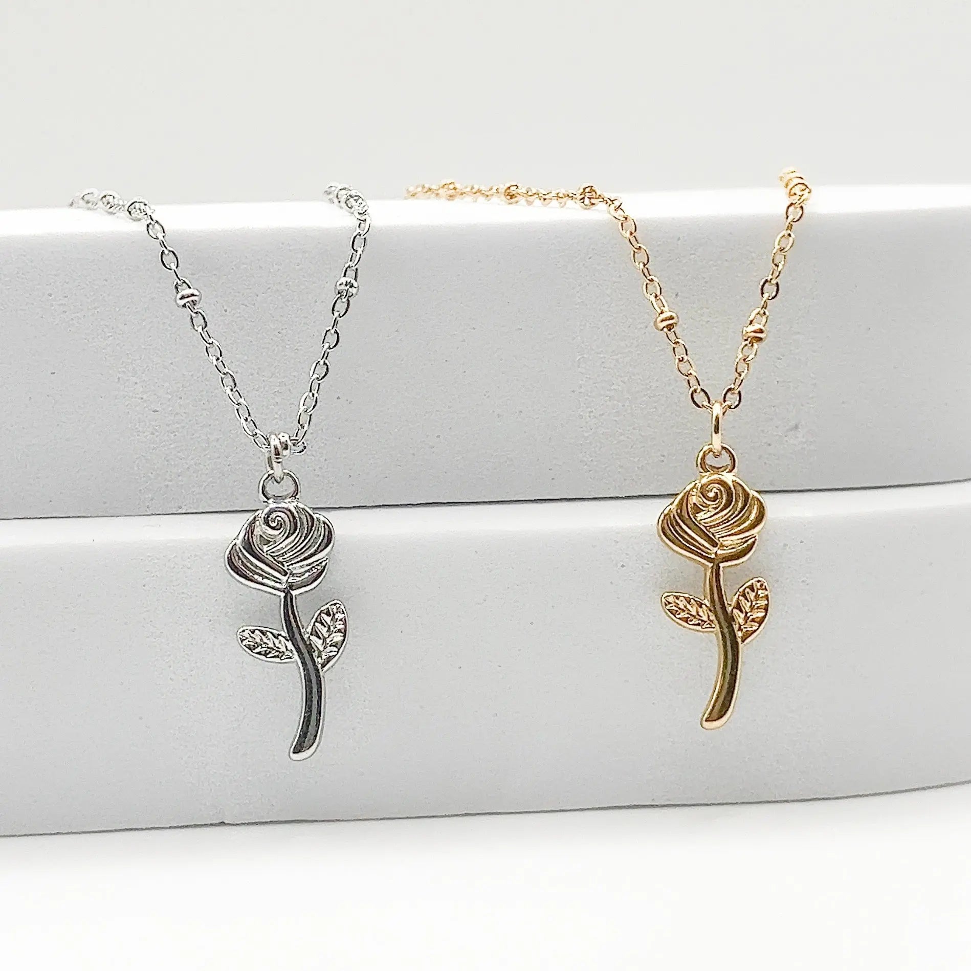 ROSA - Collier avec un pendentif en forme de ROSE (UNISEXE) BYNOVANN