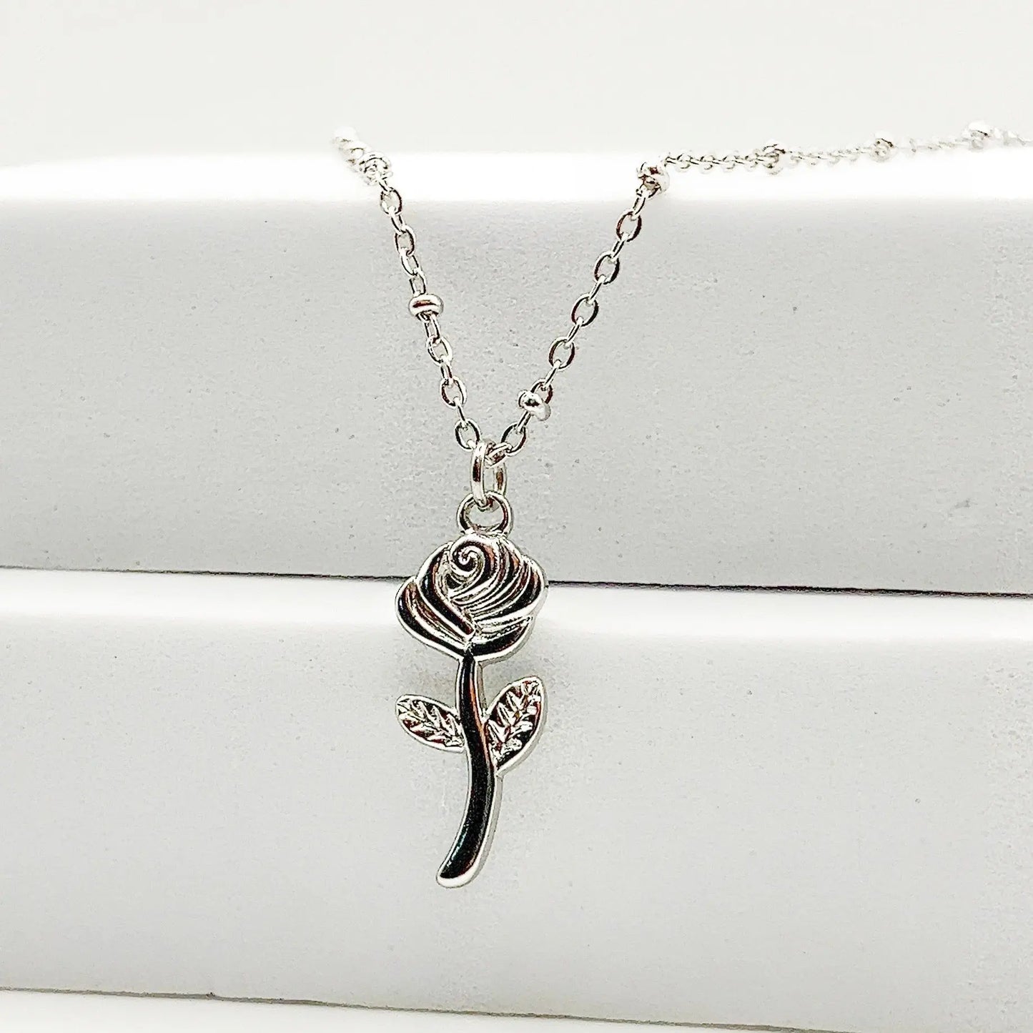 ROSA - Collier avec un pendentif en forme de ROSE (UNISEXE) BYNOVANN