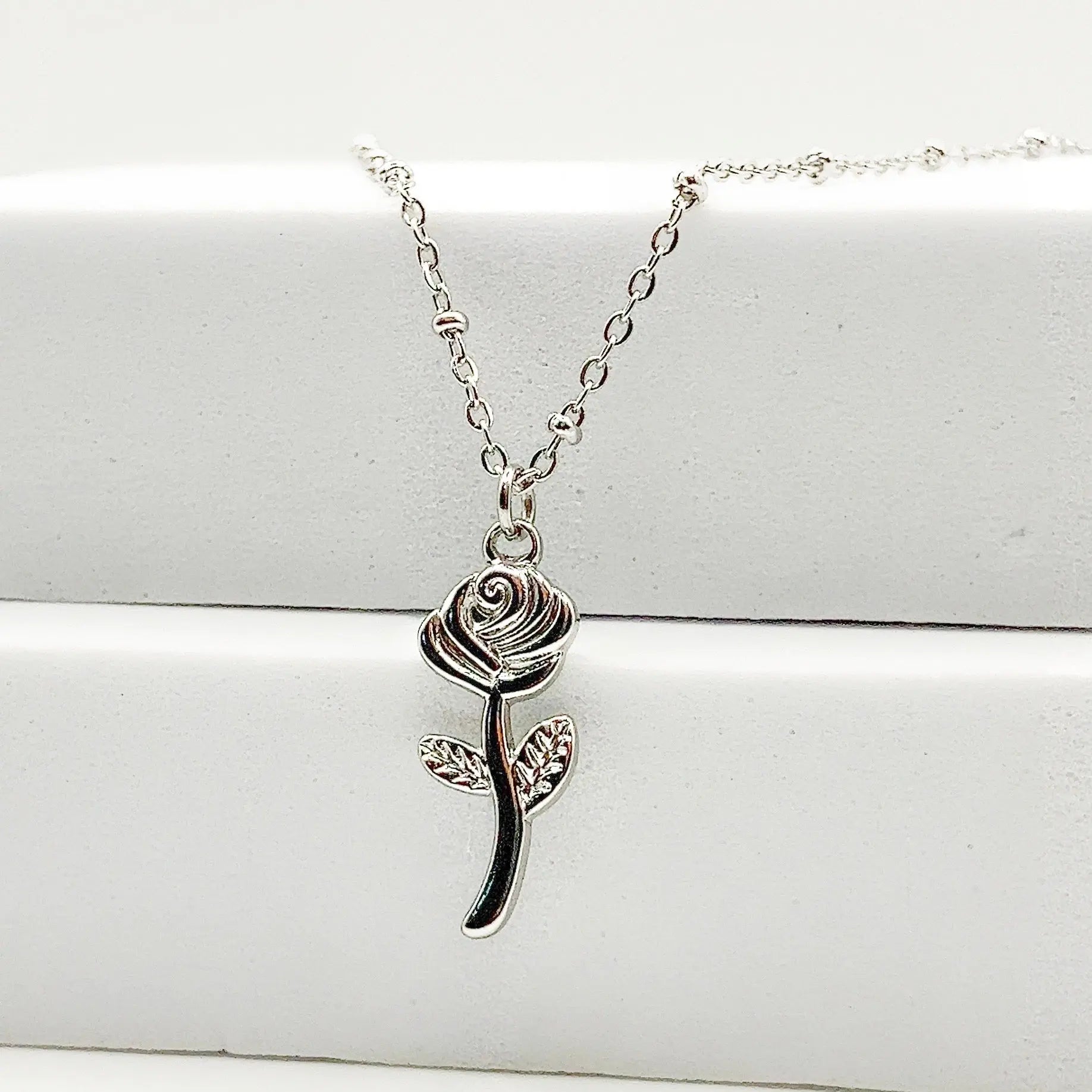 ROSA - Collier avec un pendentif en forme de ROSE (UNISEXE) BYNOVANN