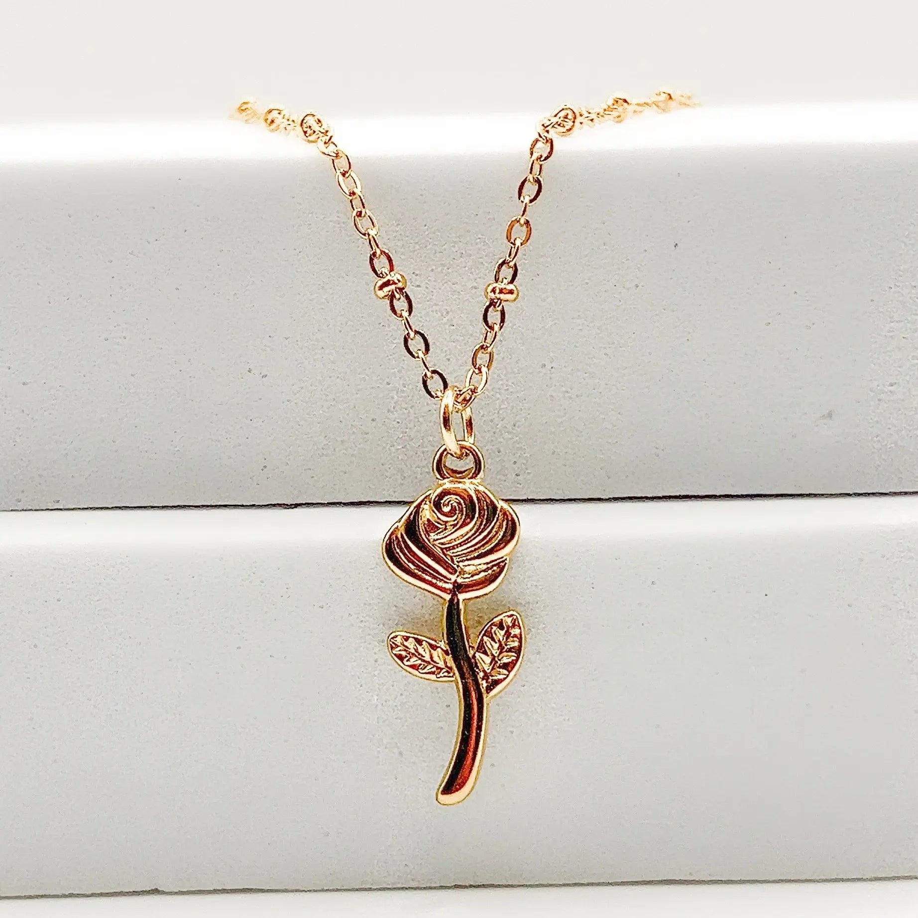 ROSA - Collier avec un pendentif en forme de ROSE (UNISEXE) BYNOVANN
