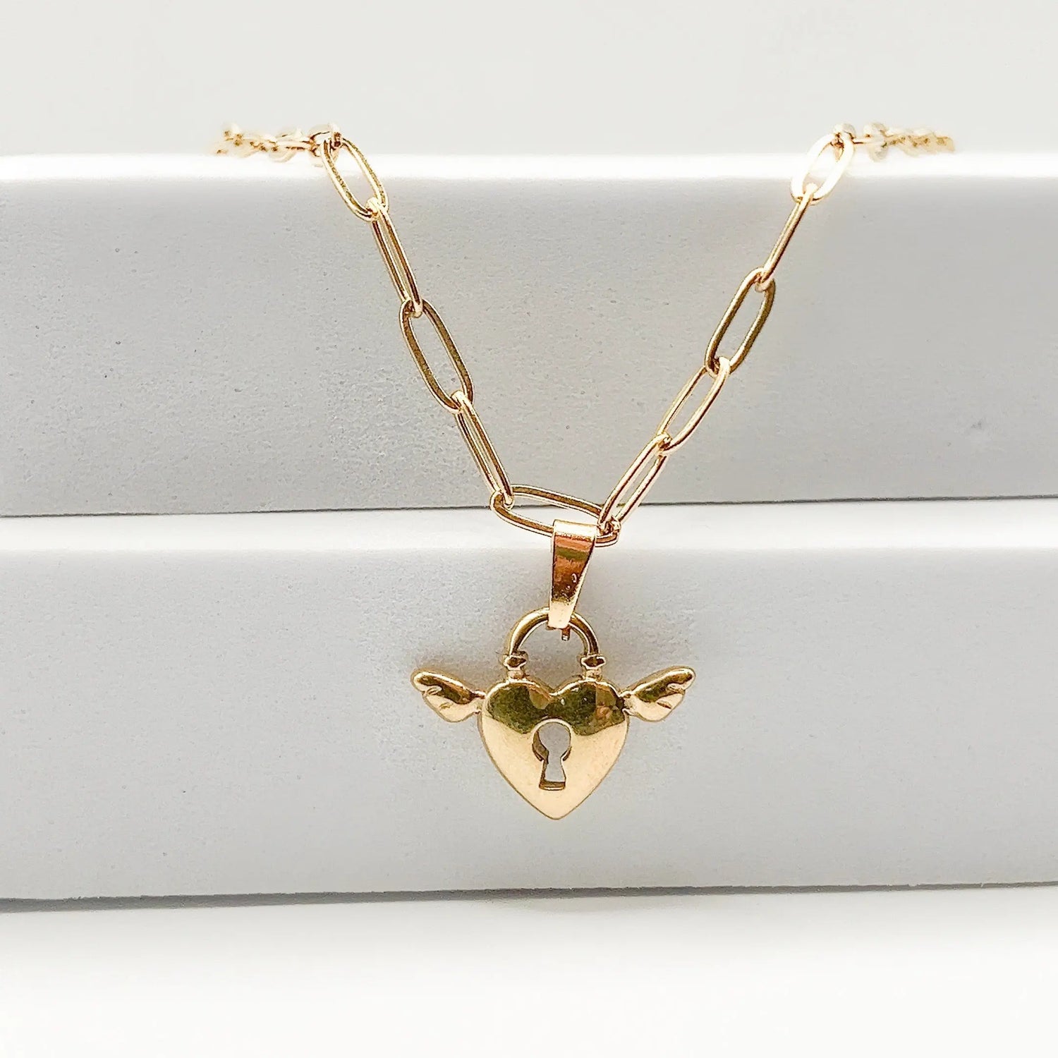 SELLADO - Collier avec un pendentif CADENA en forme de coeur avec plumes BYNOVANN