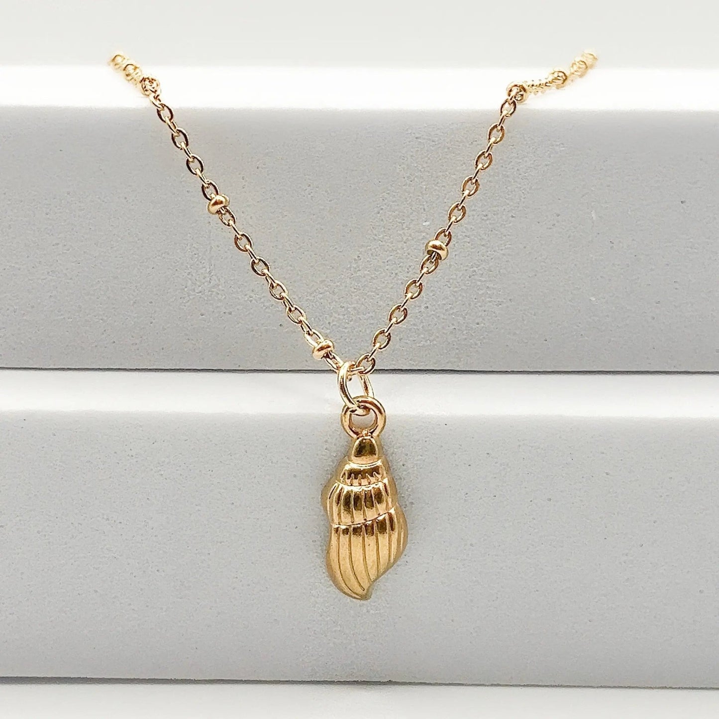 COCO - Collier avec mince pendentif coquillage - BYNOVANN