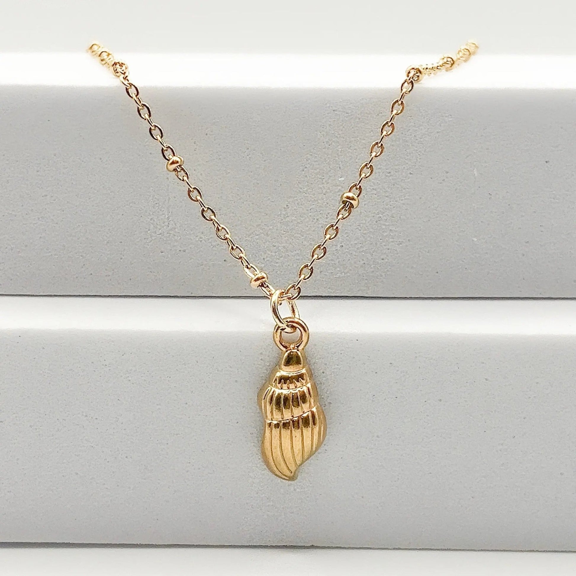 COCO - Collier avec mince pendentif coquillage - BYNOVANN