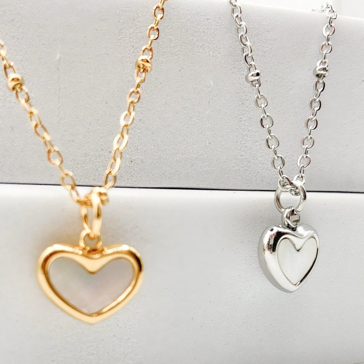 CORA - Collier avec breloque cœur en coquillage - BYNOVANN