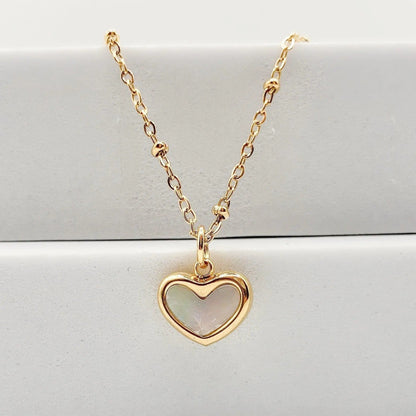 CORA - Collier avec breloque cœur en coquillage - BYNOVANN