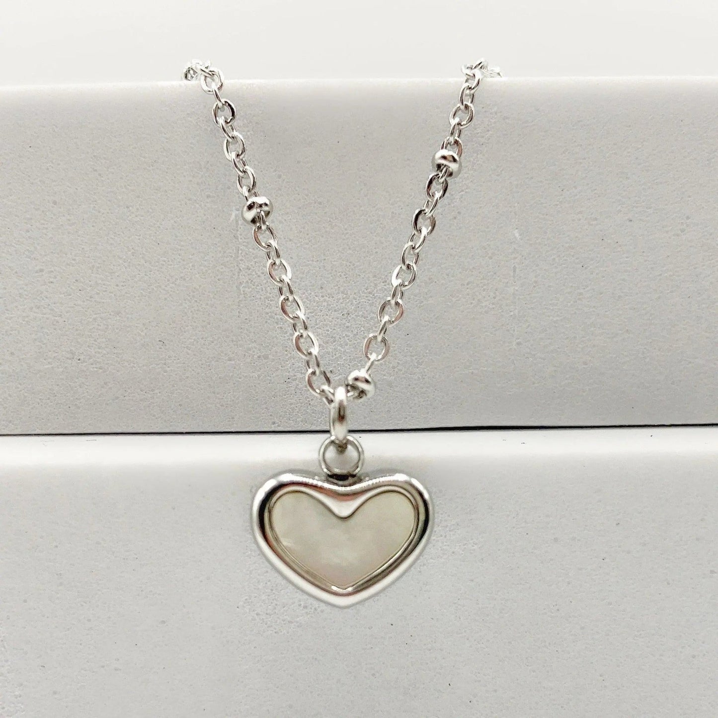 CORA - Collier avec breloque cœur en coquillage - BYNOVANN