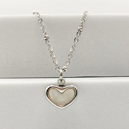 CORA - Collier avec breloque cœur en coquillage - BYNOVANN