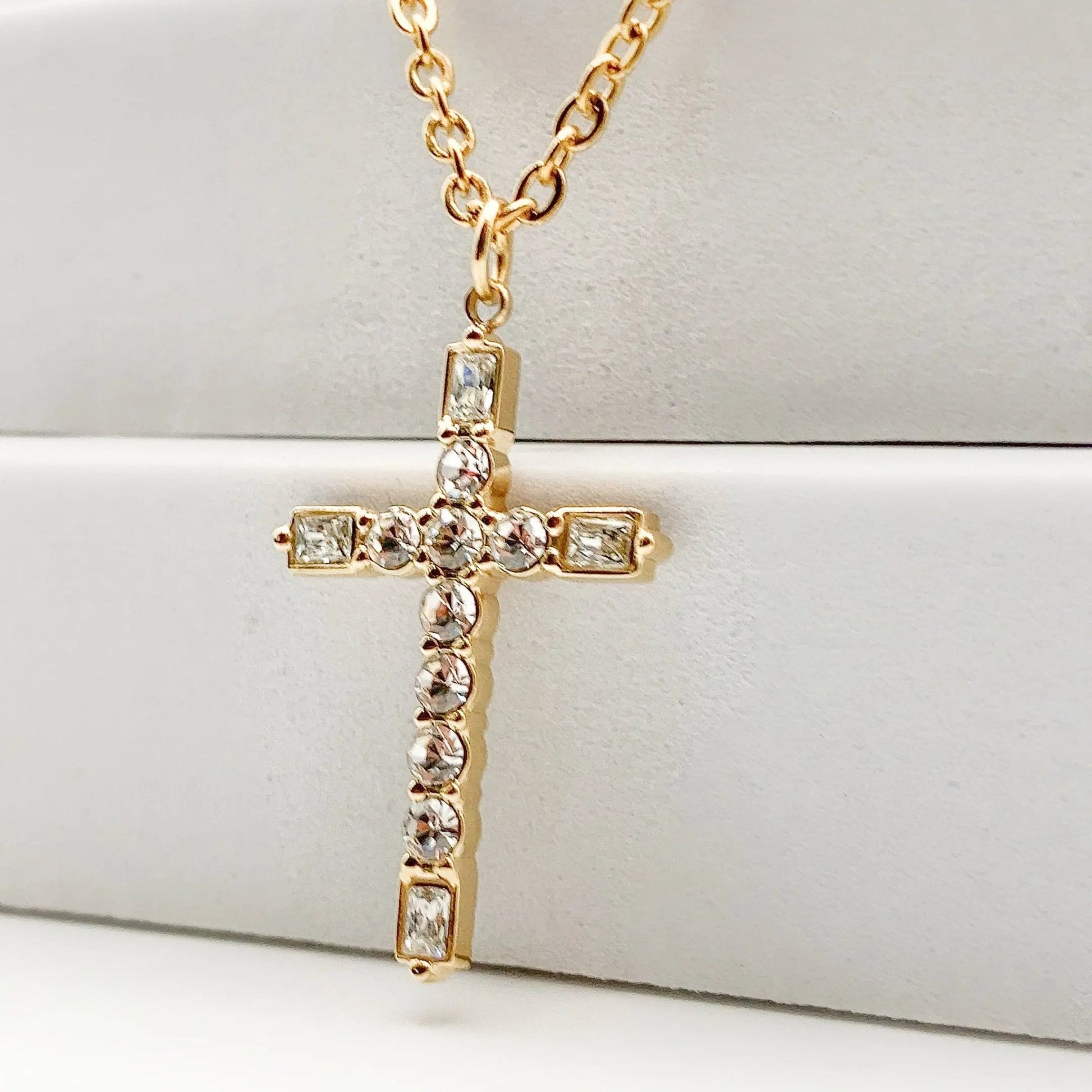 CRUZ - Collier avec pendentif croix en ZIRCON cubique - BYNOVANN