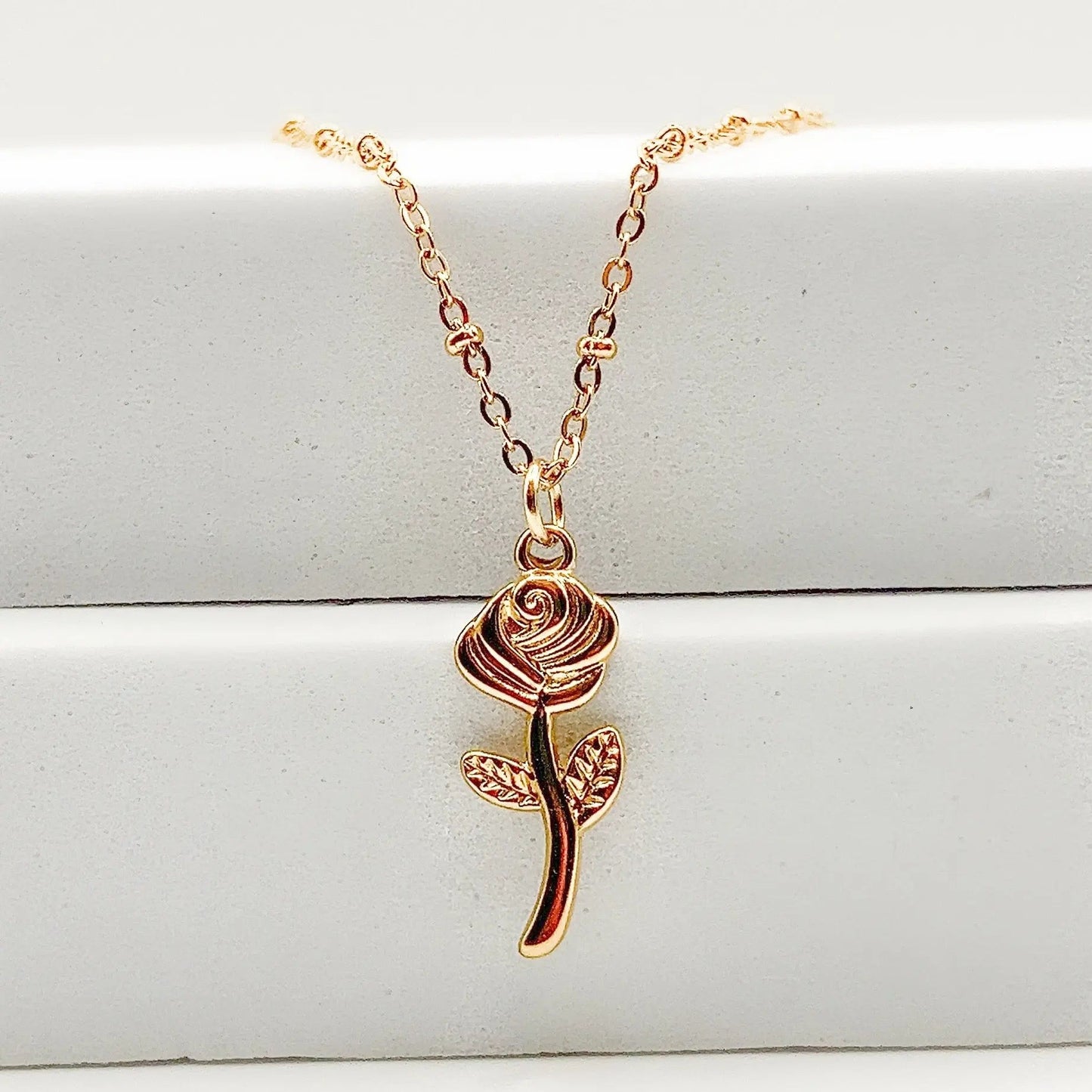 ROSA - Collier avec un pendentif en forme de ROSE - BYNOVANN