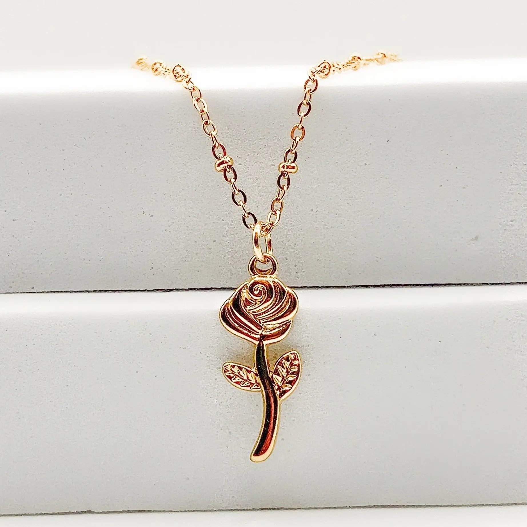ROSA - Collier avec un pendentif en forme de ROSE - BYNOVANN