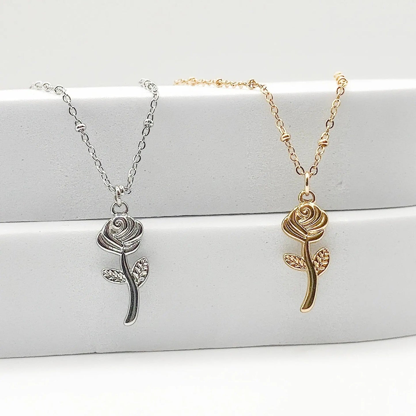 ROSA - Collier avec un pendentif en forme de ROSE - BYNOVANN